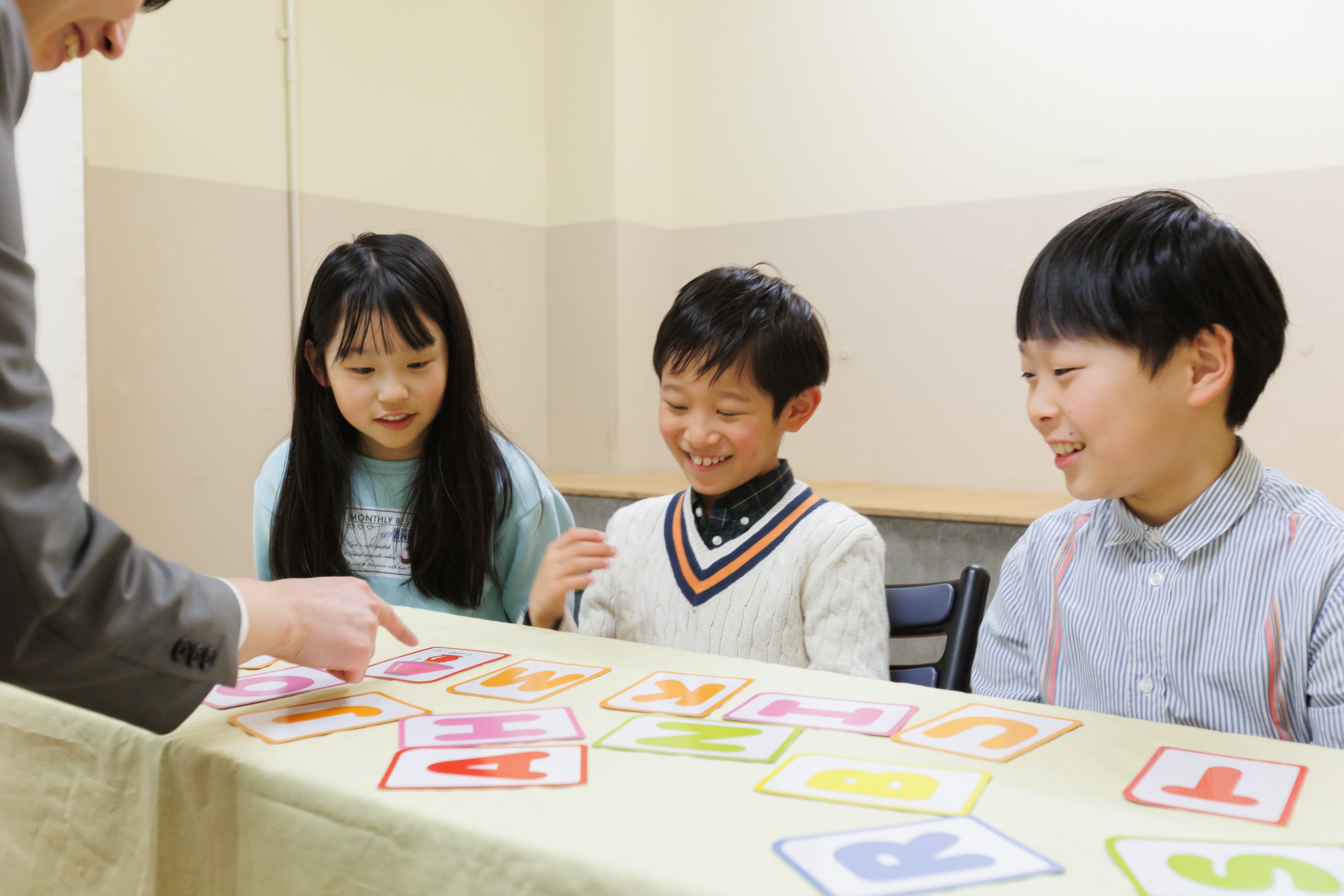 子供(小学生や中学生、高校生)向けの英語教室です。英語教育が当たり前になる今、学校だけでは学べない本物の英語を身につけ、将来グローバルに活躍できる人になれるよう、ご両親の負担を少しでも減らすために、お手伝いします。